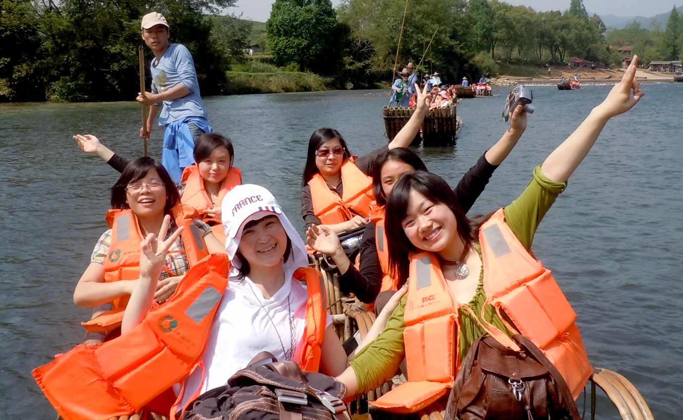 武夷山煙雨初歇，九曲溪清波漣漪