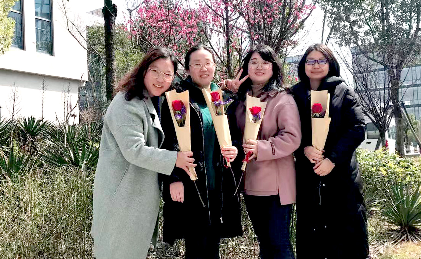 女神節(jié)，火紅的玫瑰獻給最美的你